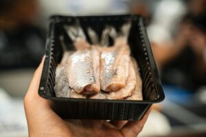 man kann Amsterdam nicht besuchen, ohne frischen Hering zu essen, den frischesten Fisch findet man auf den Amsterdamer Märkten